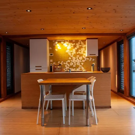 Escondida Houseboat 船上ホテル *